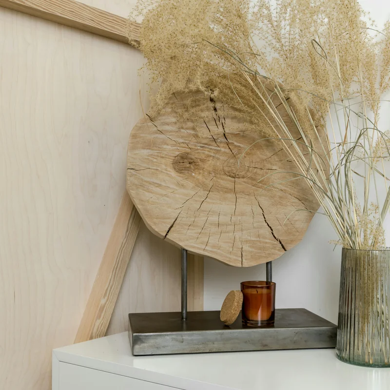 A styled home decor vignette shared on @harriganhome